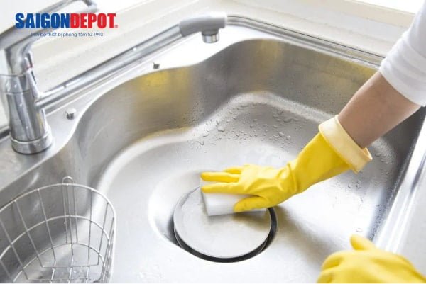lam-sach-thiet-bi-ve-sinh-inox (3)
