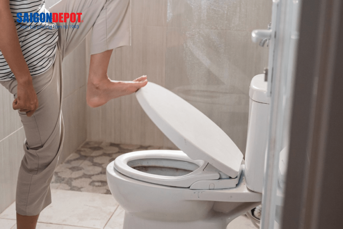 Nhà vệ sinh mau có mùi? Nguyên nhân do đâu?