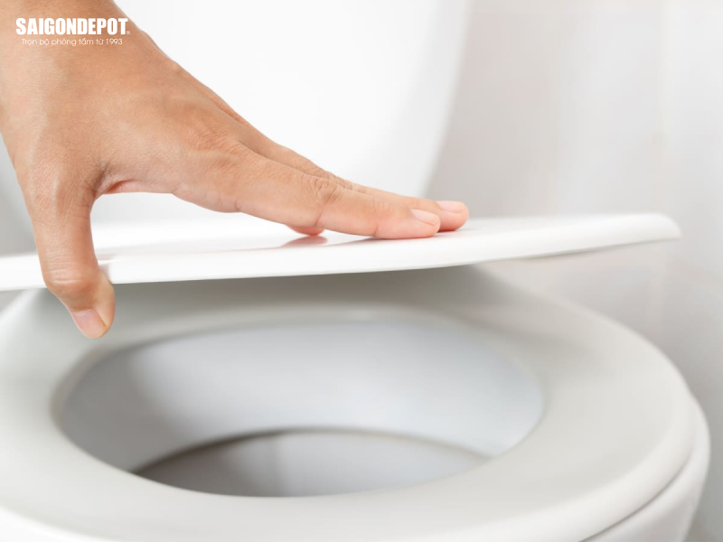 nên đóng hay mở nắp khi đi vệ sinh?